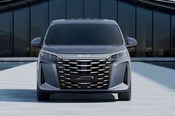 BYD Xia puts brand's range extender EV system to luxury MPV image