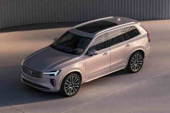 2025 XC90: Volvo keeps its flagship ICE SUV longer with new updates image
