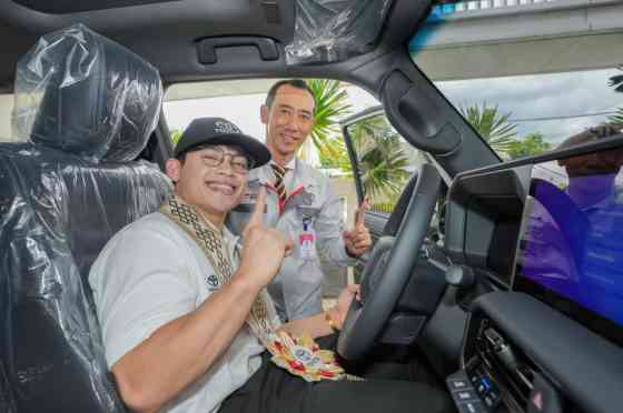 Carlos Yulo has received his 2025 Toyota Land Cruiser Prado image