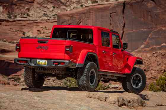 Is Jeep PH bringing back the Gladiator with a 2.0L turbo plug-in hybrid? image