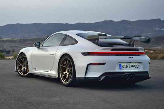 2025 Porsche 911 GT3: 6-speed manual lives on with 992.2 image