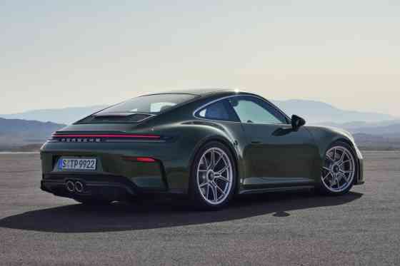 2025 Porsche 911 GT3: 6-speed manual lives on with 992.2 image