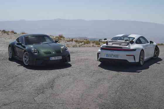 2025 Porsche 911 GT3: 6-speed manual lives on with 992.2 image