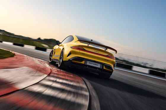 Xiaomi SU7 Ultra EV revealed with 1,548 HP; 0 - 100 km/h in 1.98 seconds image