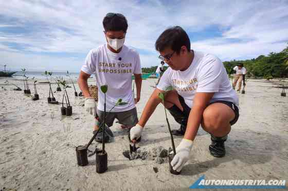Toyota PH successfully holds National Coastal Cleanup & Mangrove Planting Day image