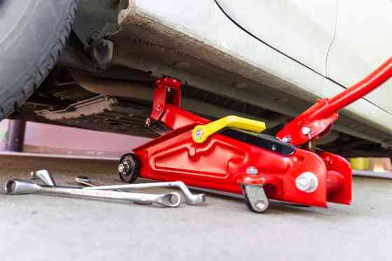 Auto Essentials: The story of the humble scissor jack image