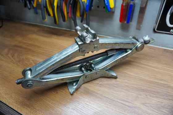 Auto Essentials: The story of the humble scissor jack image