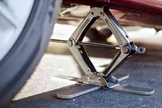 Auto Essentials: The story of the humble scissor jack image