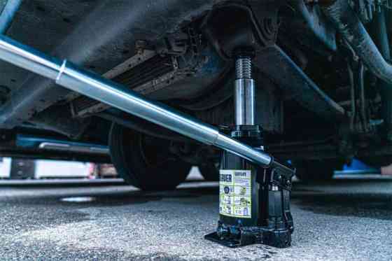 Auto Essentials: The story of the humble scissor jack image