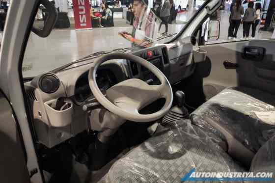 Isuzu Traviz Passenger Van image