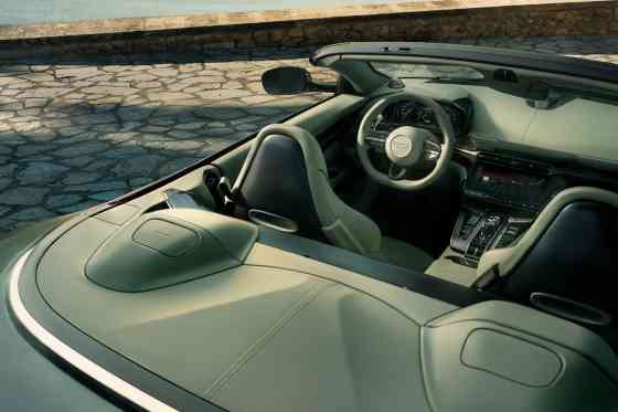 2025 Aston Martin Vanquish Volante is one sexy V12 droptop image
