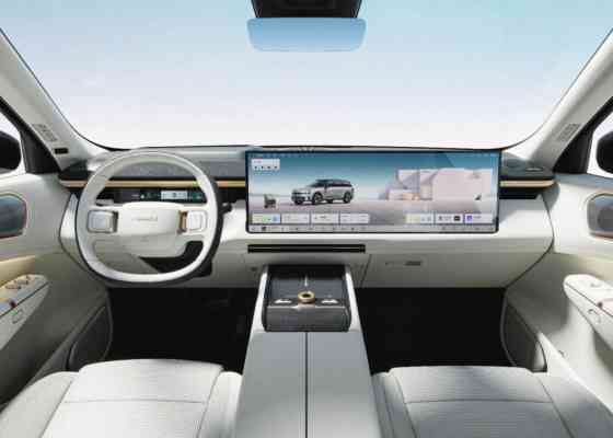 Shanghai 2025: Lynk & Co 900 EM-P SUV draws crowd image