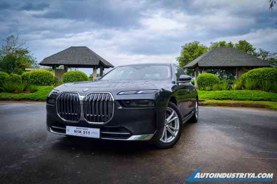 Lucky Number 7: Driving & Riding First Class on BMW&rsquo;s flagships image