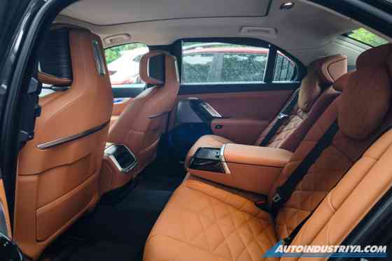 Lucky Number 7: Driving & Riding First Class on BMW&rsquo;s flagships image