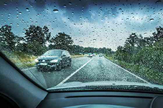 Driving in the rain: Do&rsquo;s and Don&rsquo;ts image