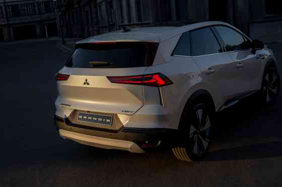 MPV no more: Mitsubishi reveals all-new Grandis as rebadged Renault image