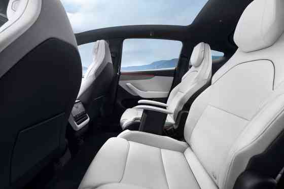 Longer, taller Tesla Model Y L revealed with seating for six image