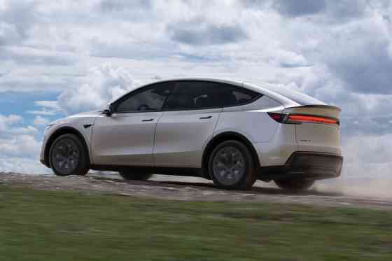 Longer, taller Tesla Model Y L revealed with seating for six image