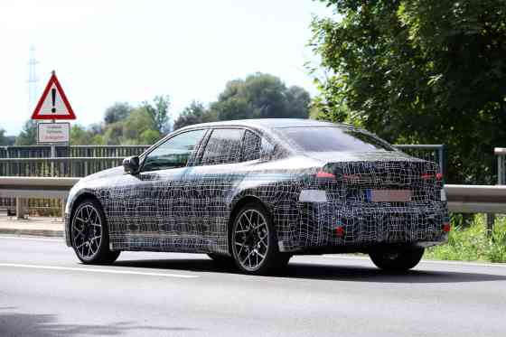 SPIED: Next-gen BMW 3 Series spotted with production lights image