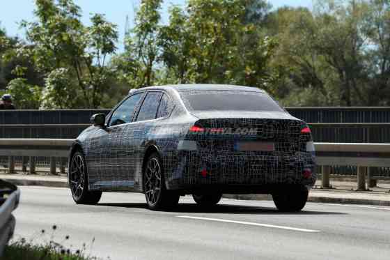 SPIED: Next-gen BMW 3 Series spotted with production lights image