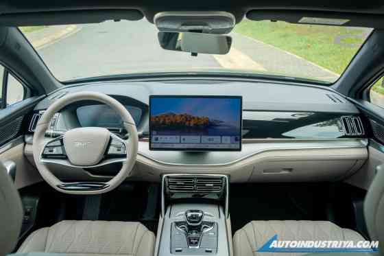 2026 BYD Tang 7-seater PHEV is yours for PHP 2.148M (PRICE NOT FINAL) image