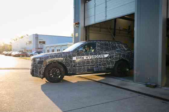 All-new BMW X5 to available with hydrogen fuel cell co-developed with Toyota image