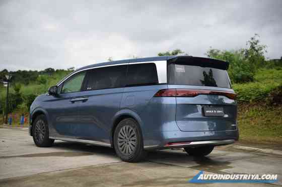 BYD eMAX9 DM-i image