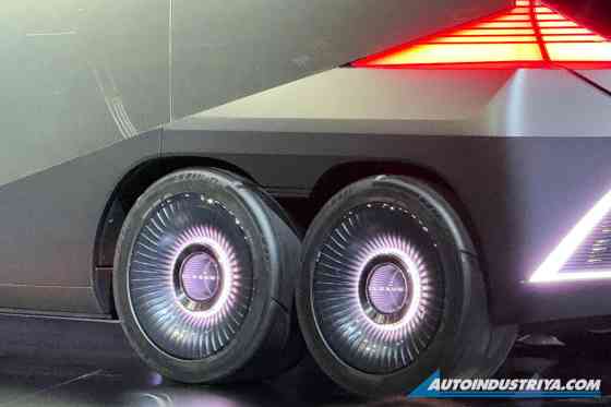 Lexus LS Concept: Luxury Sedan becomes a 6-wheeler MPV image