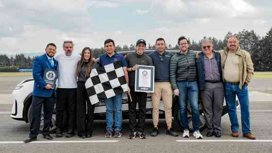 Lynk & Co 08 proves its efficiency, range in two Guinness World Record runs image