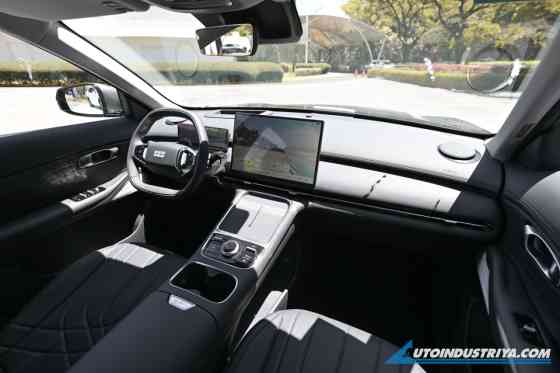 First Look: Geely gets PHEV timing right with EX5 EM-i image