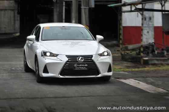 2017 Lexus IS 350 image