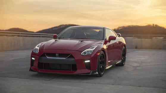 Nissan unveils track-spec 2017 GT-R image