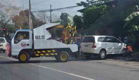 MMDA begins towing obstructions on streets in Cubao image
