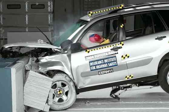 Four automakers settle Takata airbag claims for $553 million image