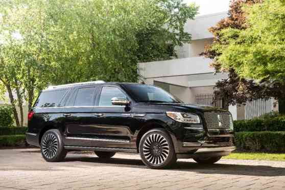 2018 Lincoln Navigator gains an extended-length model image