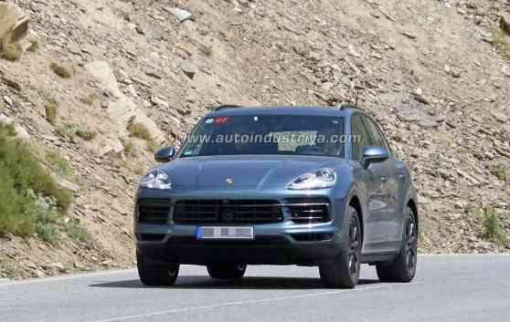 Spied: 2018 Porsche Cayenne seen with no disguise image