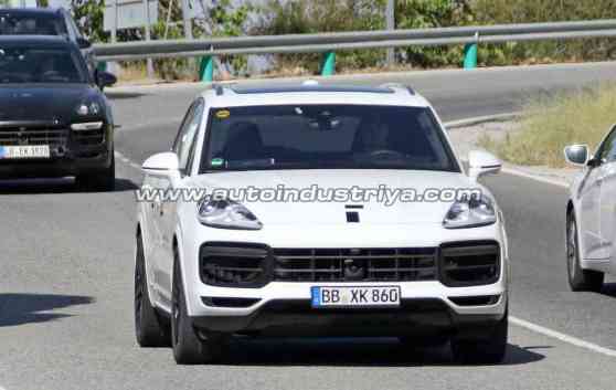 Spied: 2018 Porsche Cayenne spotted without camouflage image