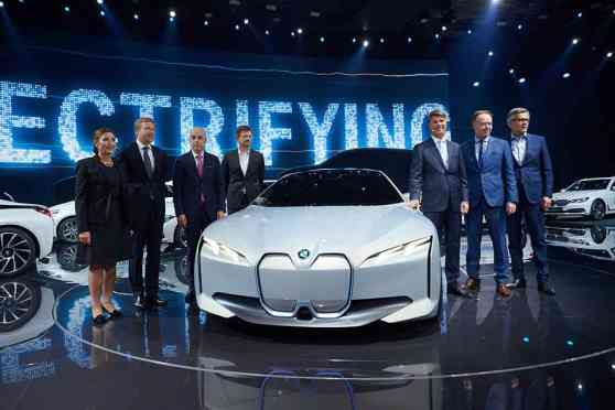 Frankfurt 2017: BMW i Vision Dynamics concept introduced image