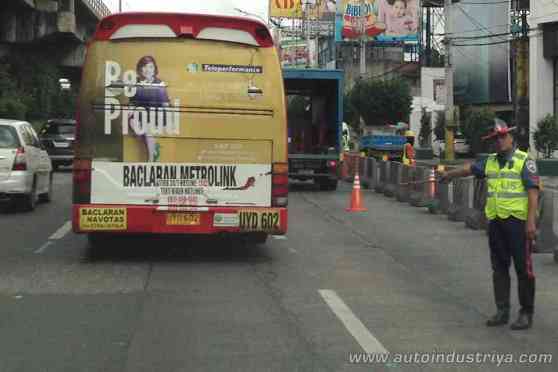Policemen return to EDSA to assist MMDA enforcers in managing traffic image