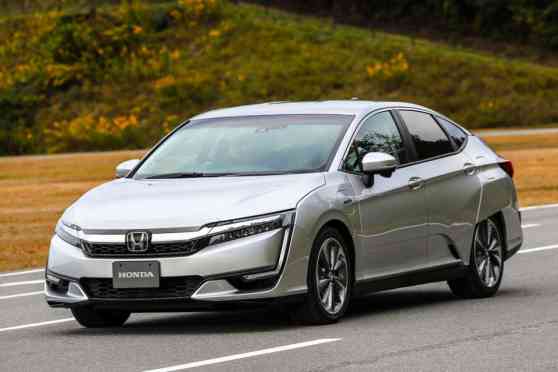 Future Forward: Driving the 2018 Honda Clarity Fuel Cell and PHEV image