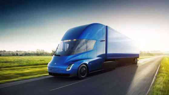 All-electric Tesla Semi rolls out with 800 km range image