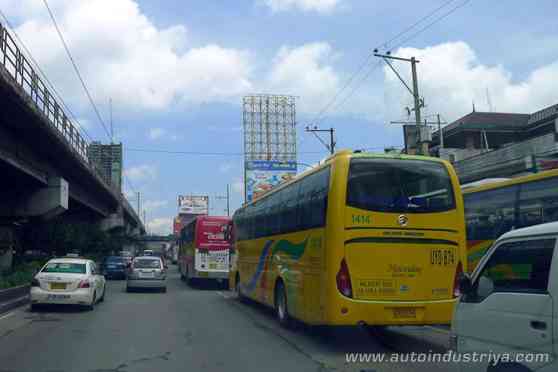 MMDA wants stiffer fines for 'yellow lane' violators image