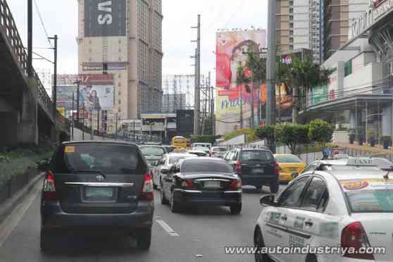 MMDA stops implementation of HOV/Carpool lane image