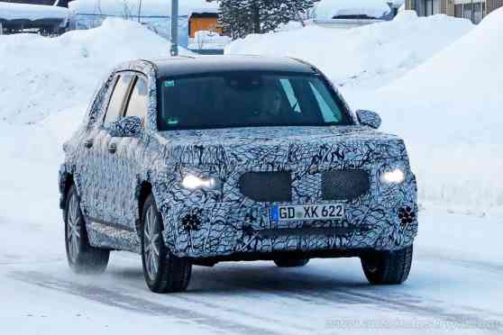 Spied: Daylight sheds more details on 2019 Mercedes-Benz GLB image