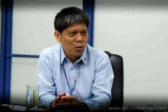 LTFRB Chairman explains need to limit Grab, Uber cars image