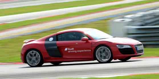 Track Drive: Roaring Audi R8 V10 in Sepang image