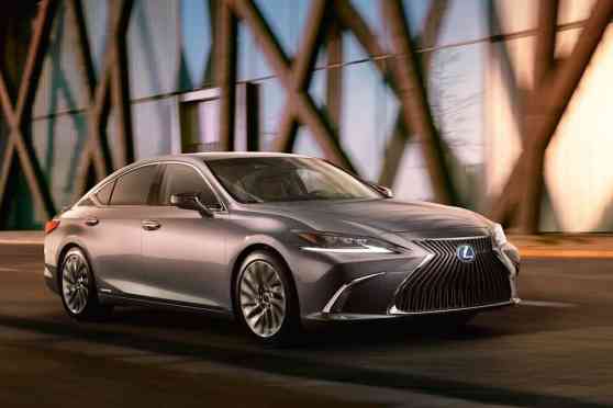 2018 Lexus ES goes longer, wider, bolder for its seventh generation image