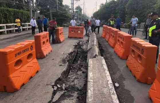 Otis Bridge in Manila closed due to partial collapse image