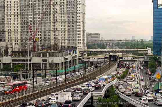 Senators call for suspension of MMDA's driver-only ban on EDSA image