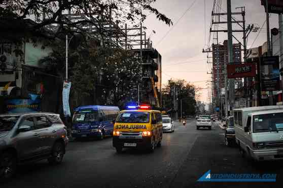 What to do when there's an ambulance behind you image